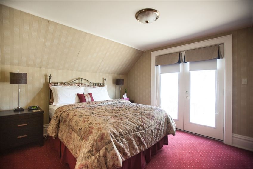 Upstair queen bedroom with ensuite - Governor's Walk - Niagara-on-the-Lake